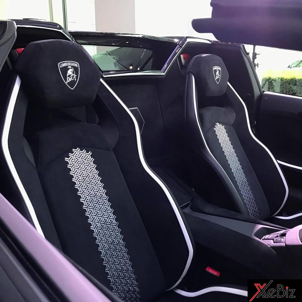 Nội thất phối màu đen - trắng của Lamborghini Aventador S Roadster 50th Anniversary Nội thất phối màu đen - trắng của Lamborghini Aventador S Roadster 50th Anniversary
