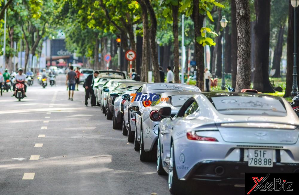 Sau khoảng 30 phút xếp xe, dàn siêu xe của Chủ tịch Trung Nguyên đã được đỗ ngay ngắn và xếp hàng dài trên con đường Alexandre de Rhodes để cho khách tham quan đến dự buổi khai trương cửa hàng Trung Nguyên tại đây có dịp chiêm ngưỡng. Sau khoảng 30 phút xếp xe, dàn siêu xe của Chủ tịch Trung Nguyên đã được đỗ ngay ngắn và xếp hàng dài trên con đường Alexandre de Rhodes để cho khách tham quan đến dự buổi khai trương cửa hàng Trung Nguyên tại đây có dịp chiêm ngưỡng.