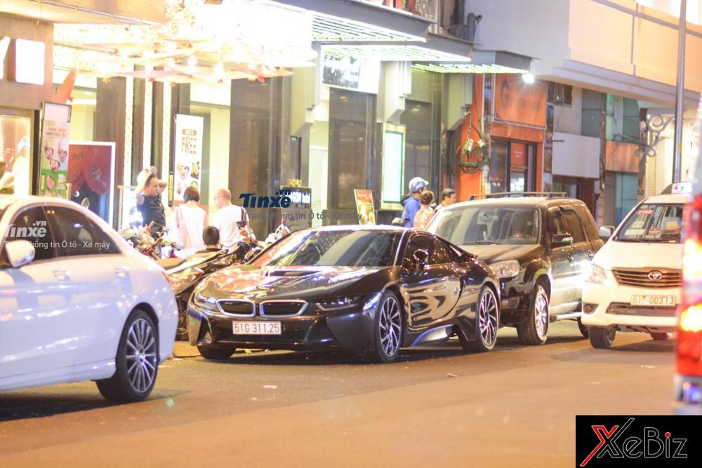 Cặp đôi BMW i8 màu tối đỗ cùng nhau trên một tuyến đường. 