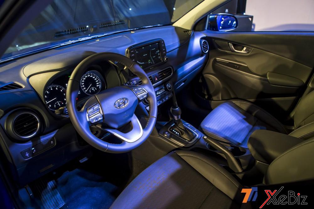 Bên trong Hyundai Kona là không gian nội thất được bọc da, vô-lăng ba chấu bọc da và nhiều tính năng tiện nghi giải trí.