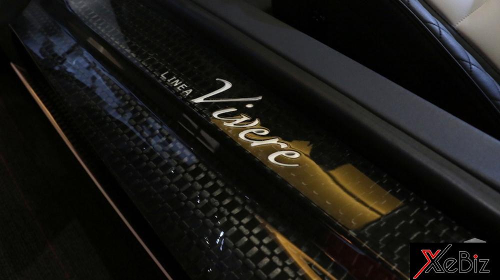 Vừa mở&nbsp;cửa xe, dòng chữ&nbsp;Linea Vivere&nbsp;được khắc màu trắng trên nền sợi carbon bóng gây&nbsp;ấn tượng với người xem. Qua&nbsp;đó, cũng khẳng&nbsp;định&nbsp;đây là 1 trong 2 chiếc&nbsp;Bugatti Veyron Linea Vivere độ Mansory trên thế giới xuất xưởng