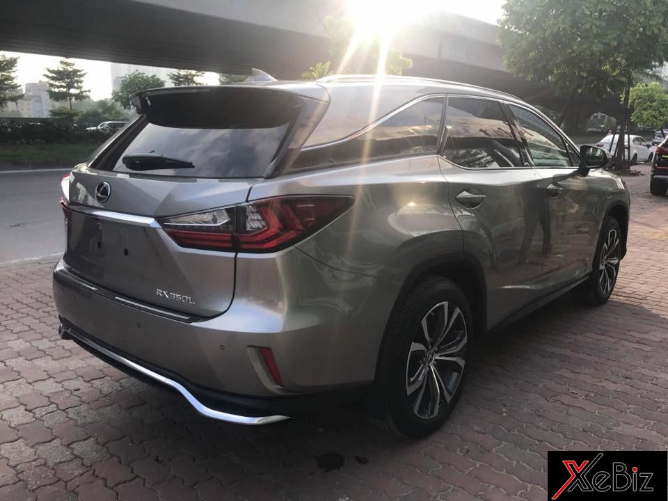 thay&nbsp;đổi duy nhất của mẫu&nbsp;crossover hạng sang 7 chỗ ngồi chính là&nbsp;khoảng cách từ trục sau đến đuôi xe được kéo dài so với trước và&nbsp;trang bị kính chắn gió sau thẳng đứng hơn cho RX350L 2018