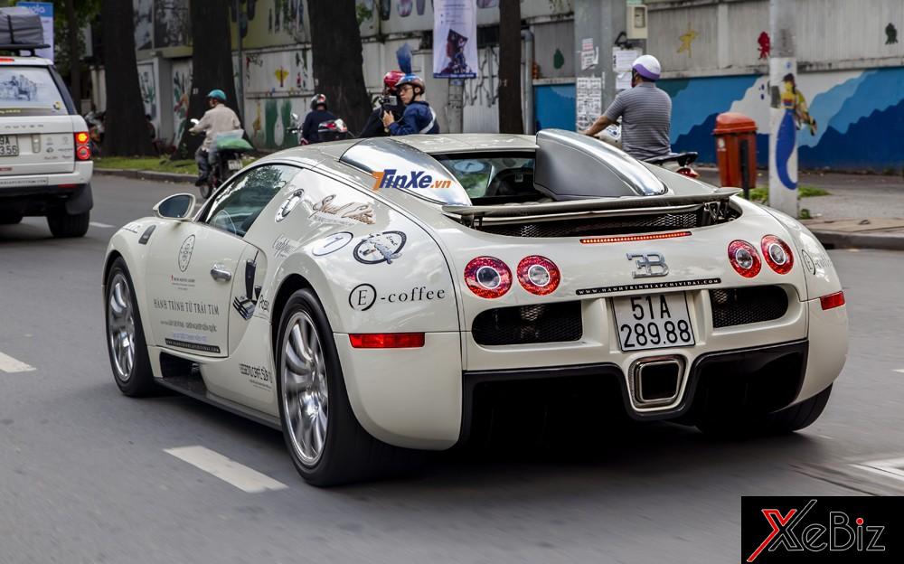 Kể từ sau khi được Chủ tịch Trung Nguyên mua lại, ngoại thất siêu xe triệu USD Bugatti Veyron đã sơn lại thành 1 tông màu trắng thay cho bộ áo đỏ-trắng lúc được Phạm Trần Nhật Minh hay Minh Nhựa đưa về nước Kể từ sau khi được Chủ tịch Trung Nguyên mua lại, ngoại thất siêu xe triệu USD Bugatti Veyron đã sơn lại thành 1 tông màu trắng thay cho bộ áo đỏ-trắng lúc được Phạm Trần Nhật Minh hay Minh Nhựa đưa về nước