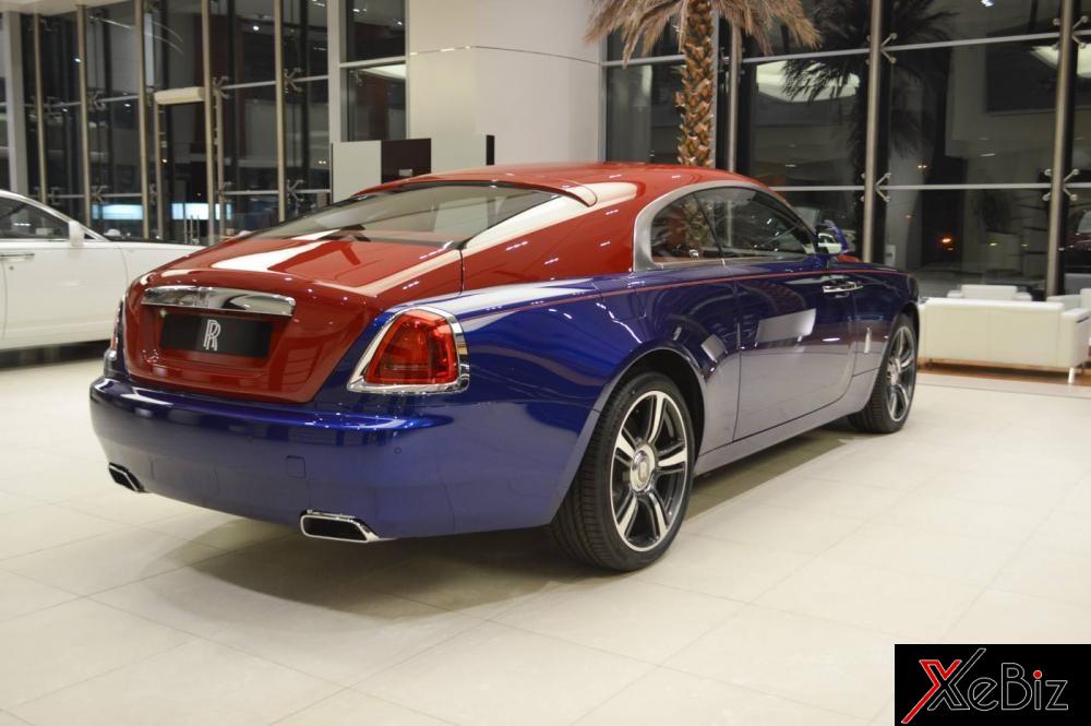 Trần và kéo dài xuống nắp cốp đuôi xe của chiếc Rolls-Royce Wraith Trần và kéo dài xuống nắp cốp đuôi xe của chiếc Rolls-Royce Wraith