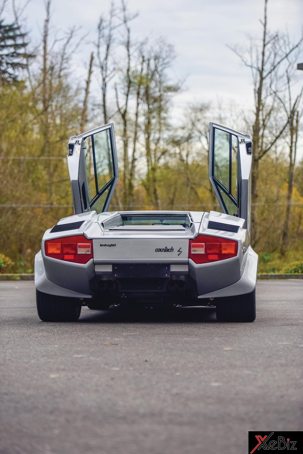 Lamborghini Countach là chiếc xe đầu tiên trang bị cửa cắt kéo của hãng siêu xe đến từ Ý. Cửa cắt kéo sau này có mặt trên các dòng xe Murcielago hay Aventador