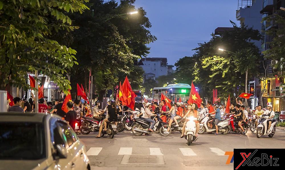 Các tuyến phố chính không quá đông các cổ động viên vì khu vực hồ Hoàn Kiếm đã bị cấm đường làm phố đi bộ.