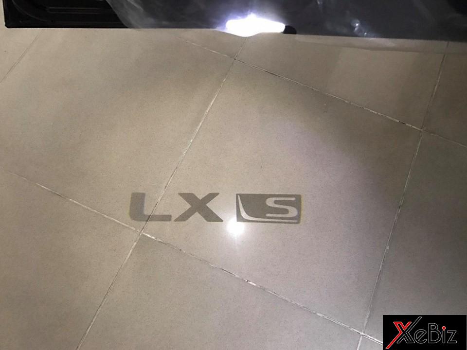 Dòng chữ LX S ký hiệu của phiên bản Super Sport phát sáng dưới nền nhà khi chủ xe mở cửa. Dòng chữ LX S ký hiệu của phiên bản Super Sport phát sáng dưới nền nhà khi chủ xe mở cửa.