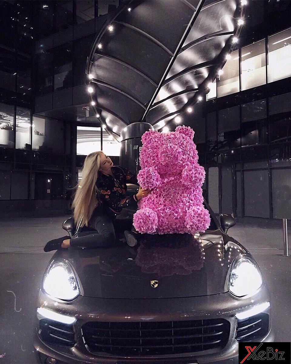 Cô nàng tóc vàng chụp cùng gấu bông trên nắp capô của chiếc xe sang Porsche Cô nàng tóc vàng chụp cùng gấu bông trên nắp capô của chiếc xe sang Porsche