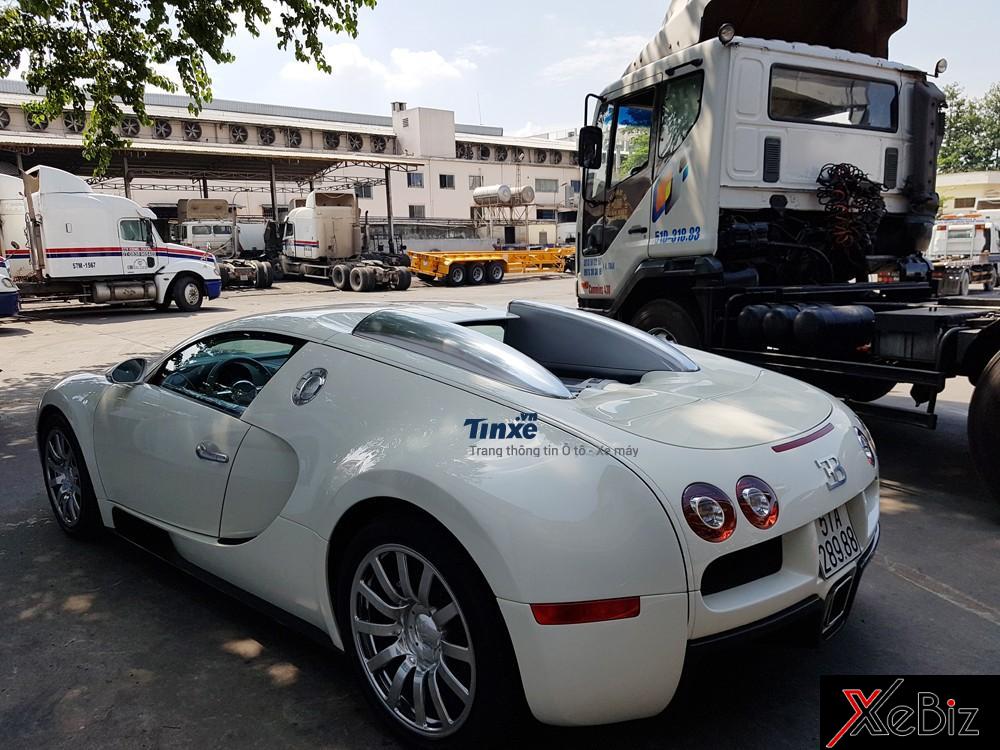 Bugatti Veyron xuất hiện tại Việt Nam vào tháng 2/2012, siêu xe này chỉ lăn bánh dưới 6 lần trên đường phố Sài thành trước khi đắp mền dưới garage của Minh Nhựa khoảng 4 năm. 