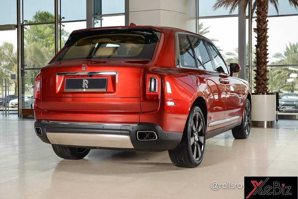 Cản va trước/sau của chiếc Cullinan tại đại lý Rolls-Royce tại Các Tiểu vương quốc Ả Rập Thống nhất được sơn 2 màu đen nhám và xám. Ốp sườn cũng hoàn thành với màu sơn đen tạo điểm nhấn