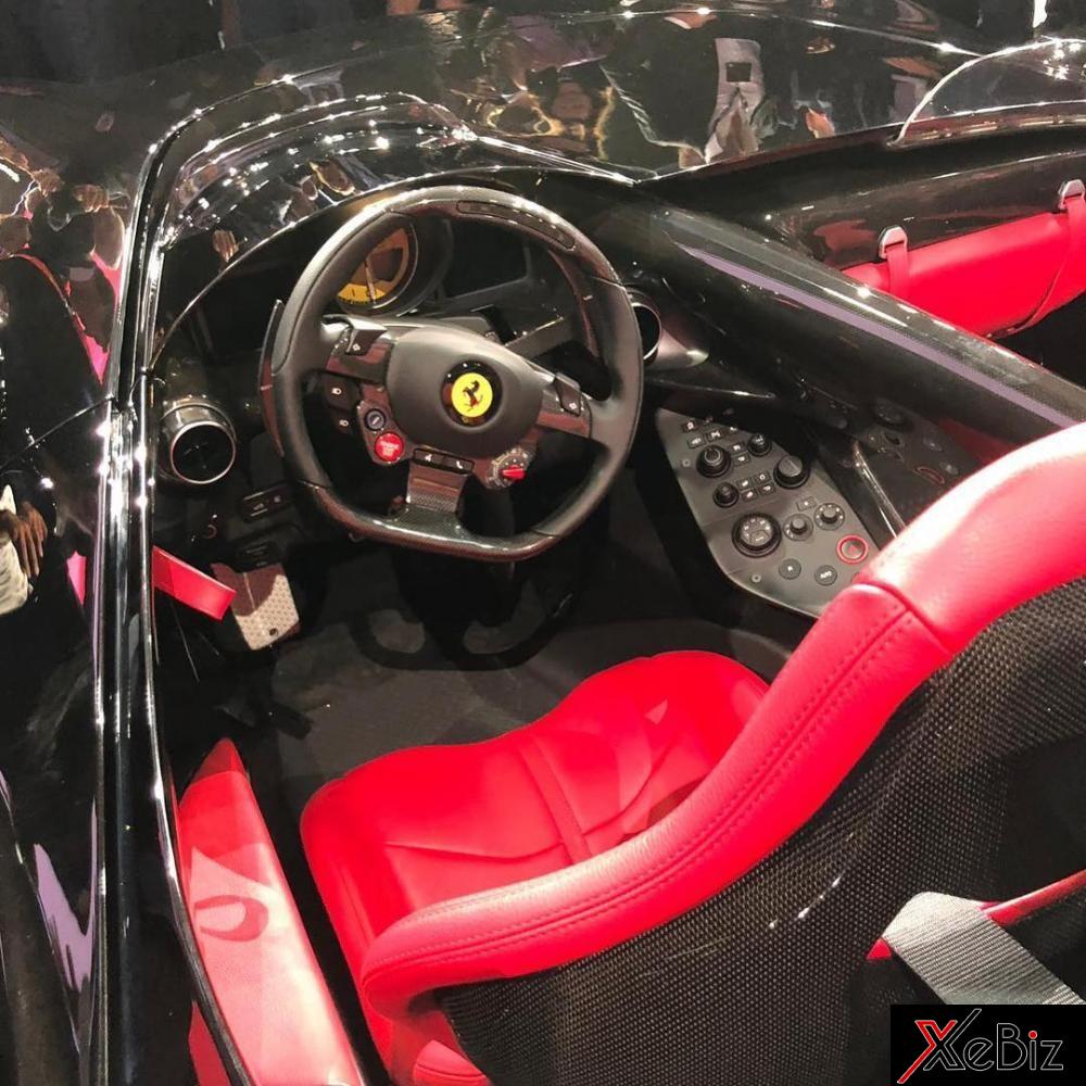 Khoang lái của Ferrari Monza SP2