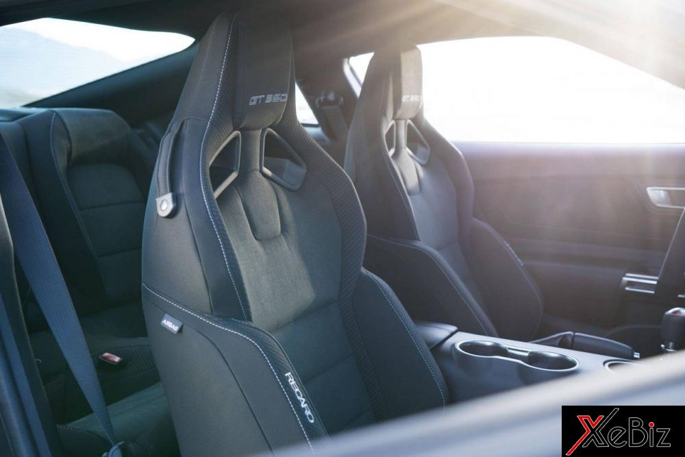 Bên trong khoang lái của Ford Mustang Shelby GT350 2019 có ghế xe đua Recar ochỉnh điện được bọc da Miko Suede kết hợp với da lộn, bảng điều khiển nhôm nhưng có thể thay thế bằng sợi carbon