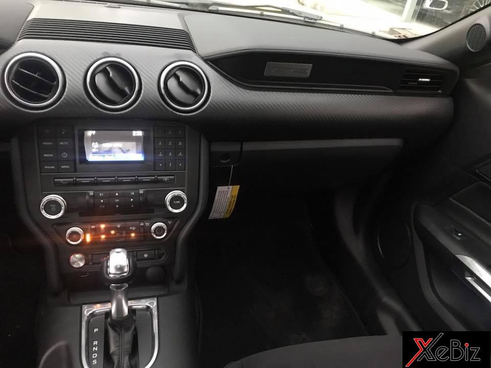 Ford Mustang bản nâng cấp 2018 vẫn có hệ thống thông tin giải trí SYNC 3 có tính năng tương thích với Android Auto và Apple CarPlay, hệ thống âm thanh cao cấp Shaker Pro