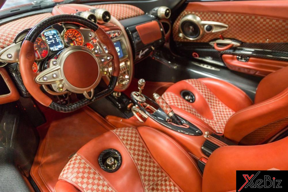 Các chi tiết kim loại không được mạ sáng bóng thay vào đó được nhuộm màu vàng đồng