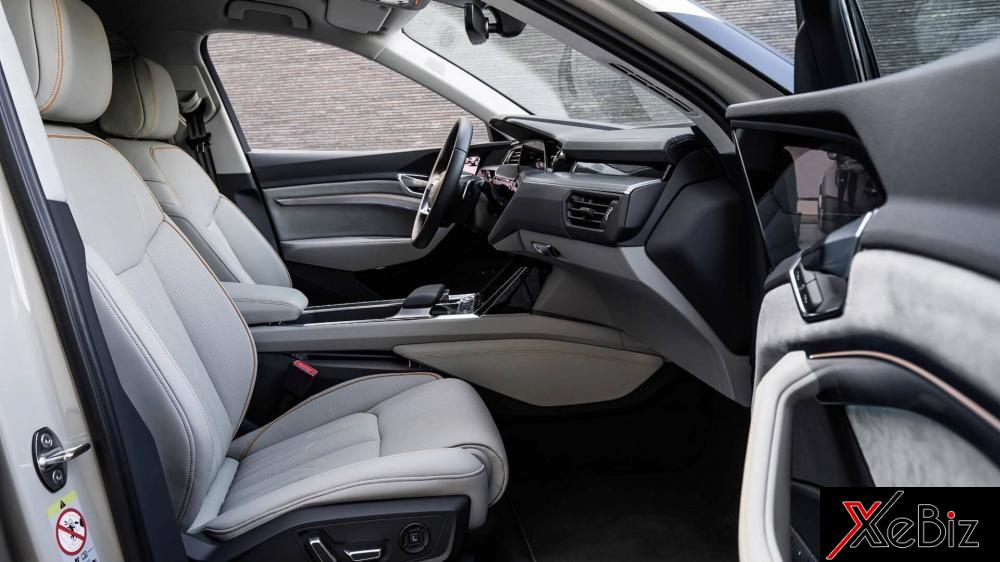 Ghế bọc da sang trọng với thiết kế theo mô-típ bảng mạch điện