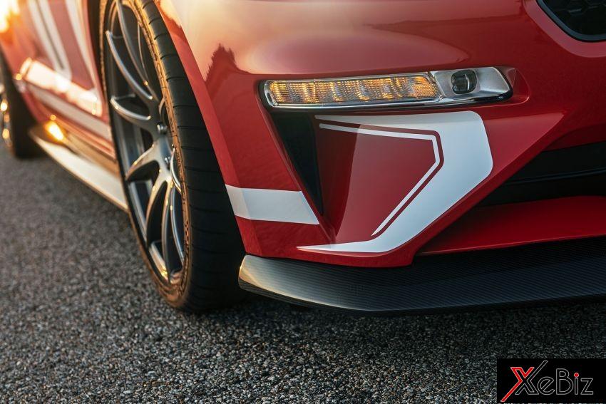 Ngoại thất của xe cũng được trang bị thêm cánh lướt gió phía trước, bên hông