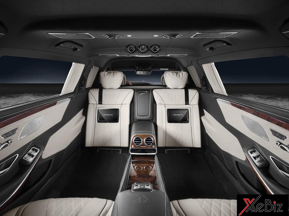 Chỗ ngồi phía sau của Pullman Guard còn có thể được lắp đặt thêm ghế phụ quay mặt về phía sau để gia tăng số lượng ghế ngồi cho các buổi họp ngay trong xe. Theo Mercedes-Benz, S600 Pullman Guard có giá lên tới 1,57 triệu USD ở thị trường quê nhà Đức.