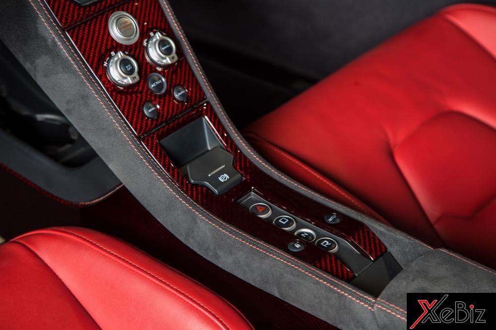 Bảng&nbsp;điều khiển trung tâm của siêu xe&nbsp;McLaren 675LT đang rao bán 7,77 tỷ&nbsp;Đồng cũng&nbsp;được hoàn thành với sợi carbon màu&nbsp;đỏ bắt mắt.&nbsp;Được biết, siêu xe hàng hiếm này do bộ phận cá nhân hoá MSO của hãng siêu xe Anh quốc thực hiện.&nbsp;Đây là&nbsp;đơn vị chuyên cho ra&nbsp;đời các phiên bản giới hạn của thương hiệu xe McLaren cũng như đáp&nbsp;ứng các yêu cầu khó khăn của các khách hàng.