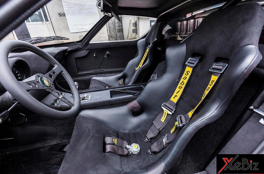 Trong khi&nbsp;đó nội thất vẫn có màu&nbsp;đen. Ghế ngồi hay dây an toàn của Lamborghini Miura SVR đều của những chiếc xe&nbsp;đua.