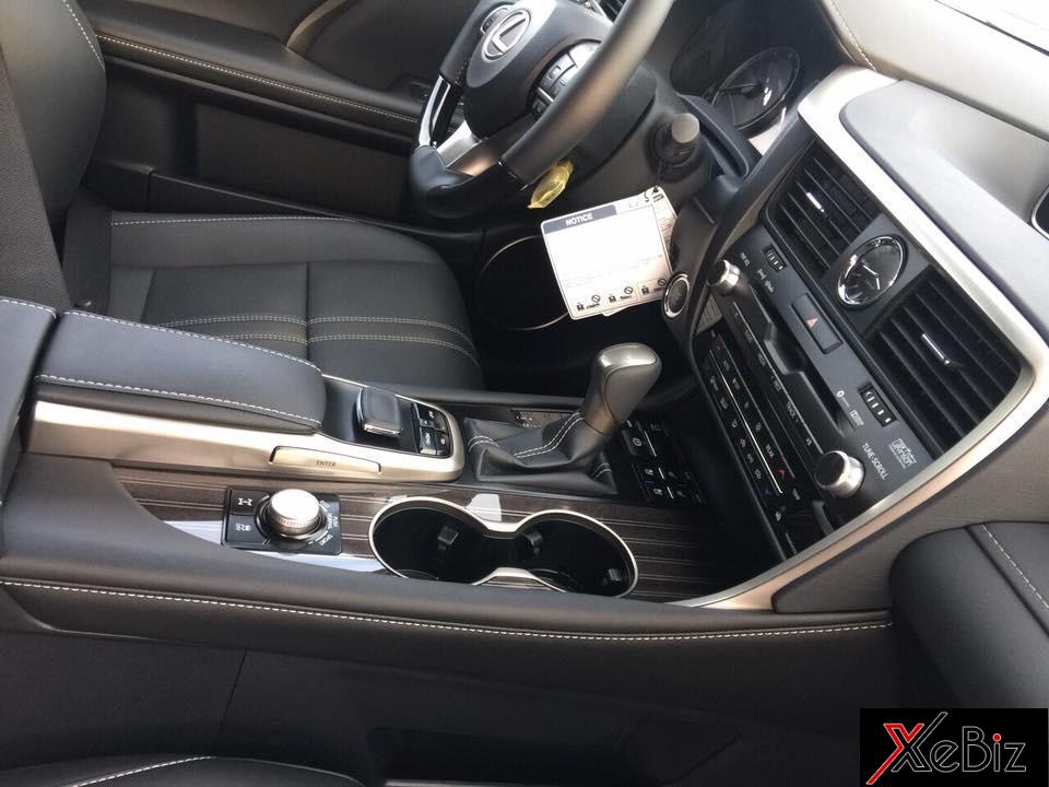 Lexus RX350L trang bị động cơ V6, dung tích 3.5 lít, sản sinh&nbsp;công suất tối đa&nbsp;390 mã lực 