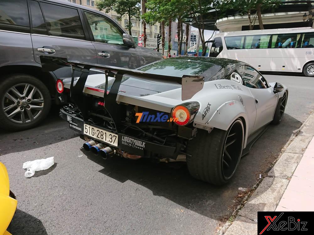 Dàn áo đuôi siêu xe này đã được chủ nhân tháo bỏ hẳn phần để lộ những chi tiết máy móc của xe
