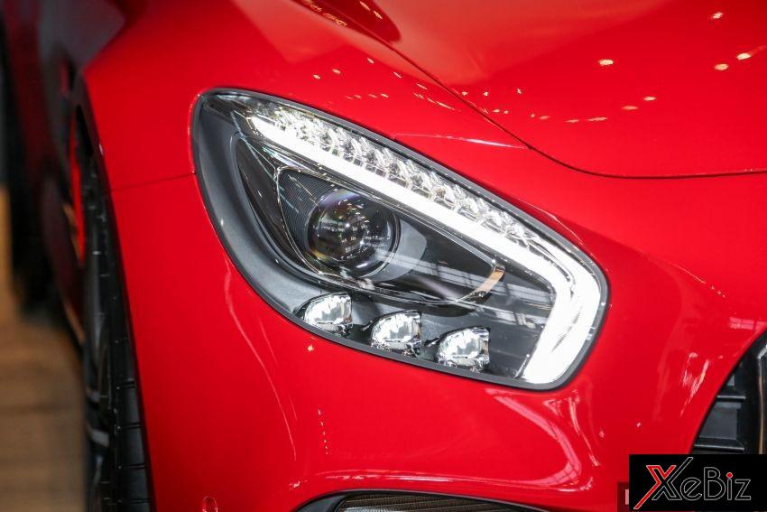 Thiết kế đèn pha trên Mercedes-AMG GT C 2018 không có gì khác biệt so với chiếc Mercedes-AMG GT Roadster đầu tiên tại Việt Nam Thiết kế đèn pha trên Mercedes-AMG GT C 2018 không có gì khác biệt so với chiếc Mercedes-AMG GT Roadster đầu tiên tại Việt Nam