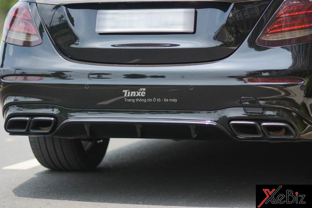 Vòng ra phía đuôi xe, Mercedes-Benz E300 AMG có cản va sau tương tự như bản E63 S. Vòng ra phía đuôi xe, Mercedes-Benz E300 AMG có cản va sau tương tự như bản E63 S.