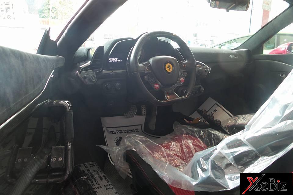 Hãng siêu xe Ferrari khá chú trọng trong việc giảm cân cho Ferrari 458 Speciale nên trang bị khá nhiều chi tiết bằng sợi carbon