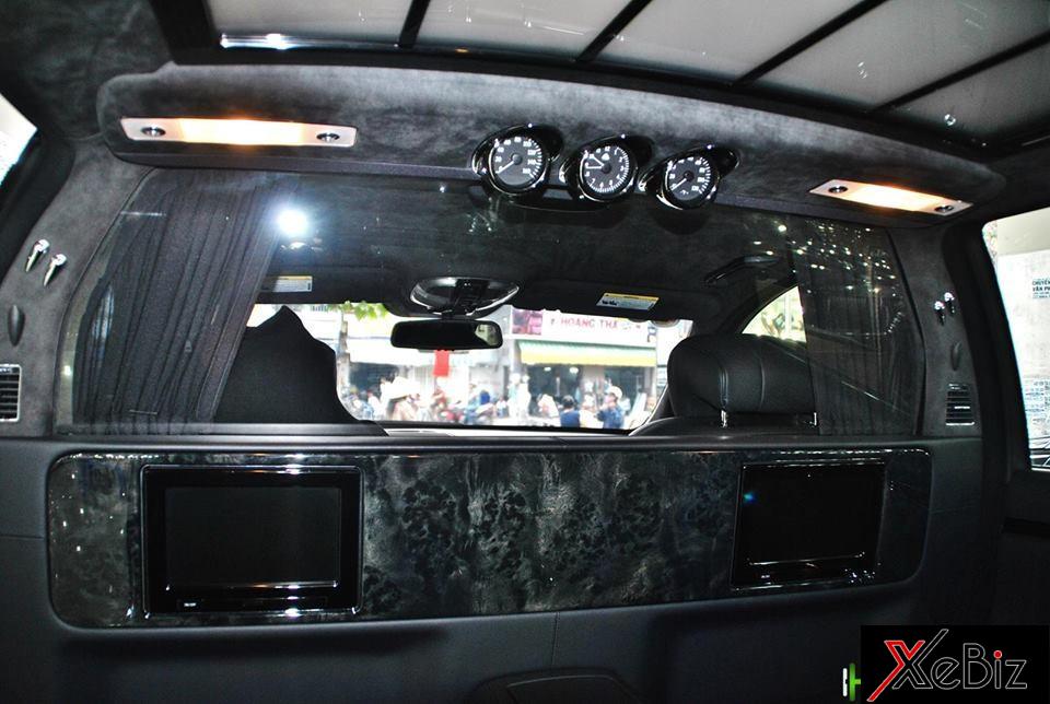 Ở Maybach 62S, khoang lái giữa hàng ghế trước và sau sẽ&nbsp;được chia&nbsp;cách bằng vách ngăn với da,&nbsp;ốp&nbsp;đá và kính trong suốt. Phần kính này sẽ&nbsp;được tích hợp thêm rèm che&nbsp;để&nbsp;đảm bảo sự riêng tư cho người ngồi sau.