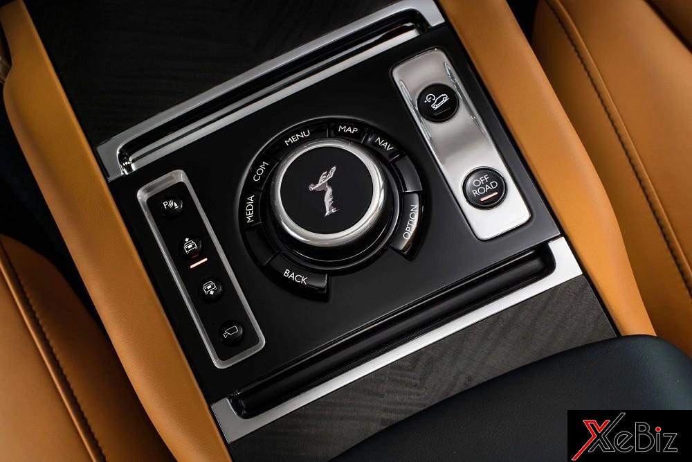 Núm xoay trên cụm điều khiển trung tâm của Rolls-Royce Cullinan 2019 Núm xoay trên cụm điều khiển trung tâm của Rolls-Royce Cullinan 2019