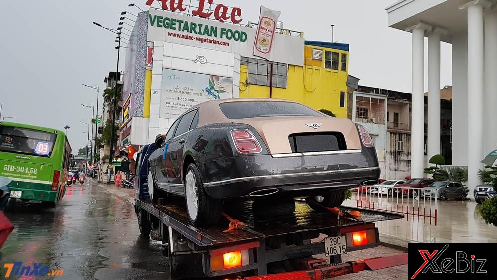 Chiếc xe siêu sang Bentley Mulsanne EWB thế hệ mới được vận chuyển đến nơi tổ chức buổi tiệc sinh nhật của doanh nhân quận 12 Chiếc xe siêu sang Bentley Mulsanne EWB thế hệ mới được vận chuyển đến nơi tổ chức buổi tiệc sinh nhật của doanh nhân quận 12