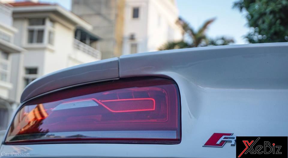 siêu xe Audi R8 có thể tăng tốc từ vị trí xuất phát lên 100 km/h chỉ trong vòng 4,6 giây trước khi đạt vận tốc tối đa 301 km/h