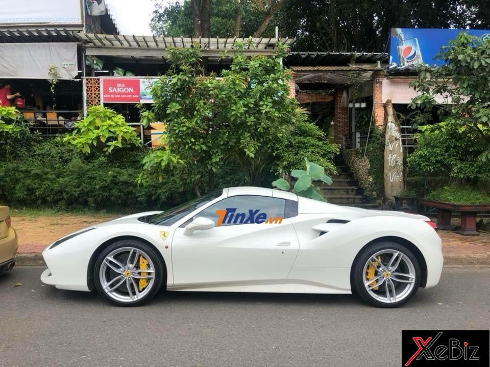 Vẻ đẹp của siêu xe mui trần Ferrari 488 Spider màu trắng mới xuất hiện tại tỉnh Bình Phước