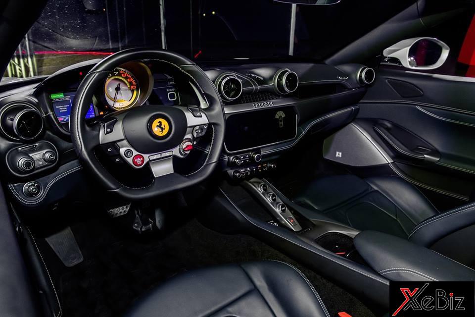 Bên trong khoang lái, Ferrari Portofino có không gian nội thất với hệ thống thông tin giải trí đi kèm màn hình cảm ứng 10,2 inch. Chưa dừng lại đó, hãng siêu xe Ý còn trang bị màn hình thông tin trên bảng táp-lô phía trước ghế phụ hiện thị nhiều thông tin của xe. Bên trong khoang lái, Ferrari Portofino có không gian nội thất với hệ thống thông tin giải trí đi kèm màn hình cảm ứng 10,2 inch. Chưa dừng lại đó, hãng siêu xe Ý còn trang bị màn hình thông tin trên bảng táp-lô phía trước ghế phụ hiện thị nhiều thông tin của xe.
