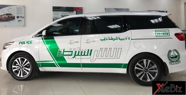 Tem sắc xanh nổi bật trên thân dài của Grand Sedona gây chú ý .