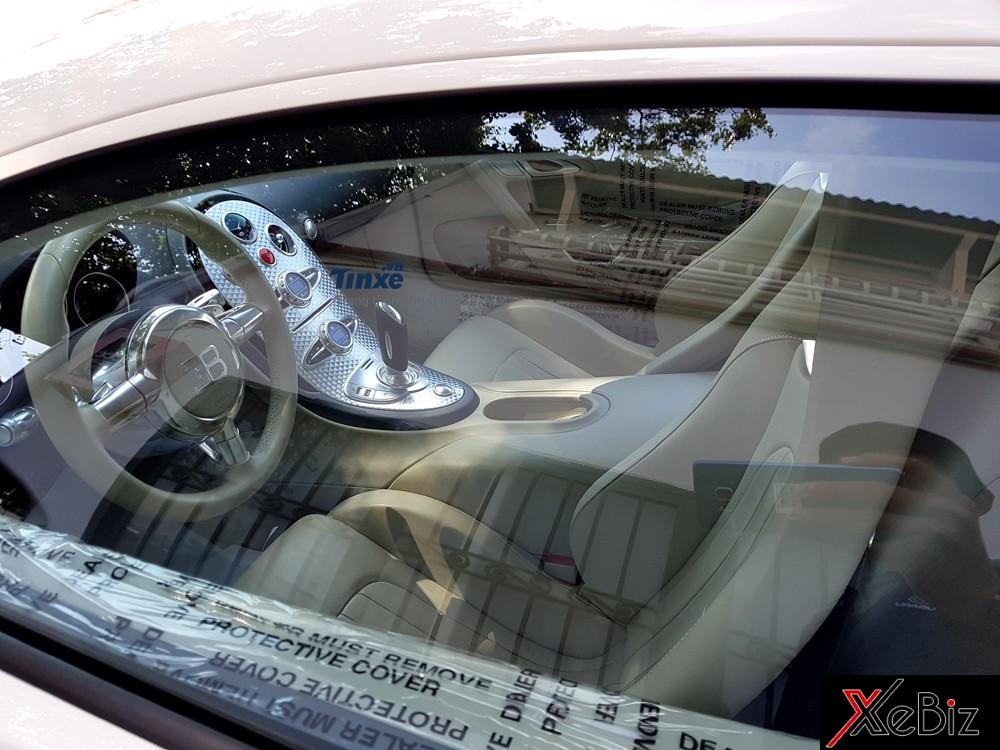 Hãng siêu xe đến từ Pháp không đặt nặng tính giải trí cho khoang lái của Bugatti Veyron, chính điều này mà các khách hàng của Toyota Vios đã có dịp chế giễu siêu xe triệu USD này khi nội thất xe có hệ thống giải trí khá nghèo nàn.