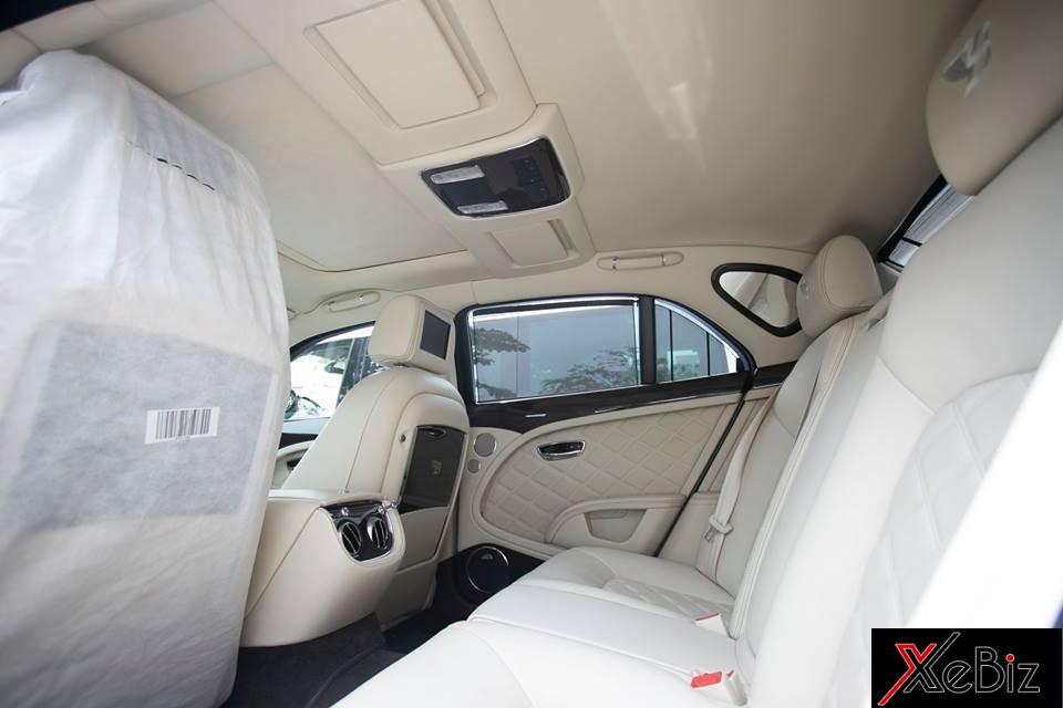 Nội thất xe bọc da màu kem sang trọng đầy quý tộc