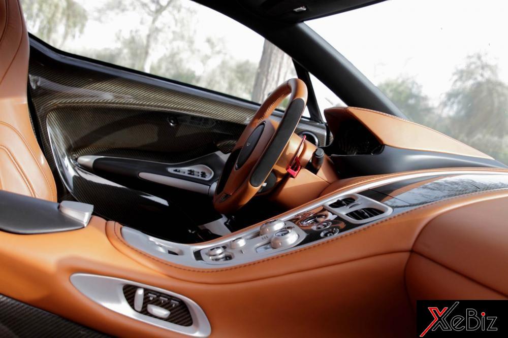 Bên trong khoang lái chiếc Aston Martin One-77 có nội thất bọc da Orangish màu nâu