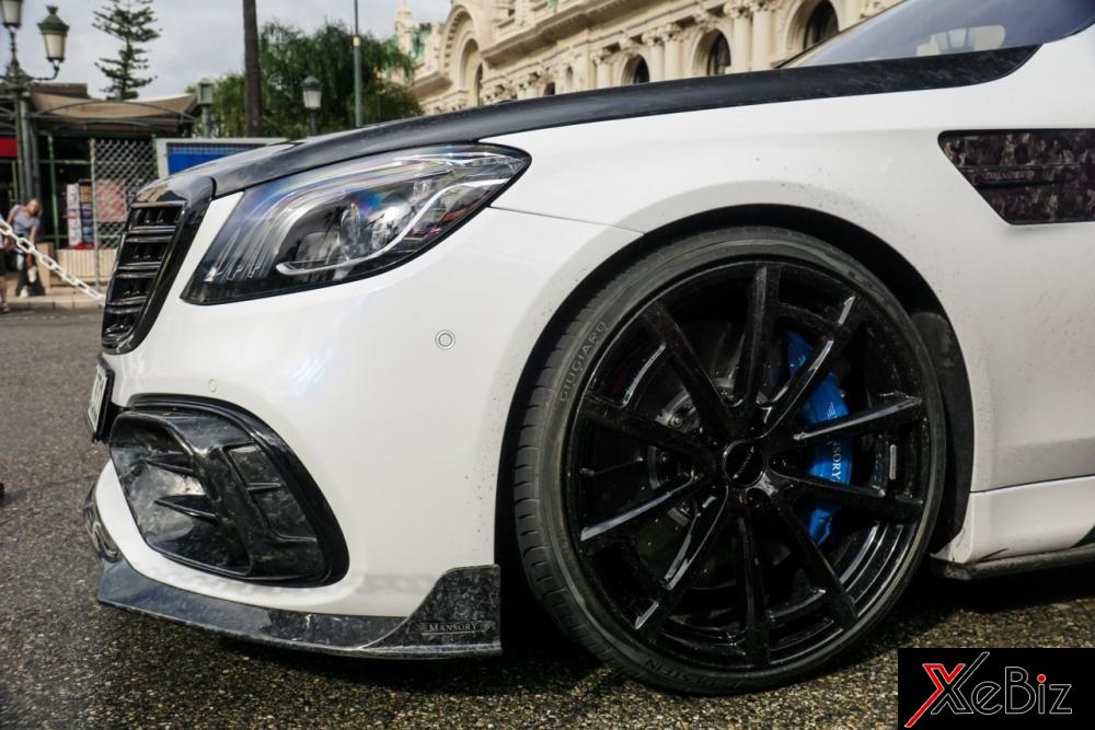 Bộ mâm độ sơn đen bóng kết hợp cùng cùm phanh Mansory xanh dương nổi bật. Bộ mâm độ sơn đen bóng kết hợp cùng cùm phanh Mansory xanh dương nổi bật.