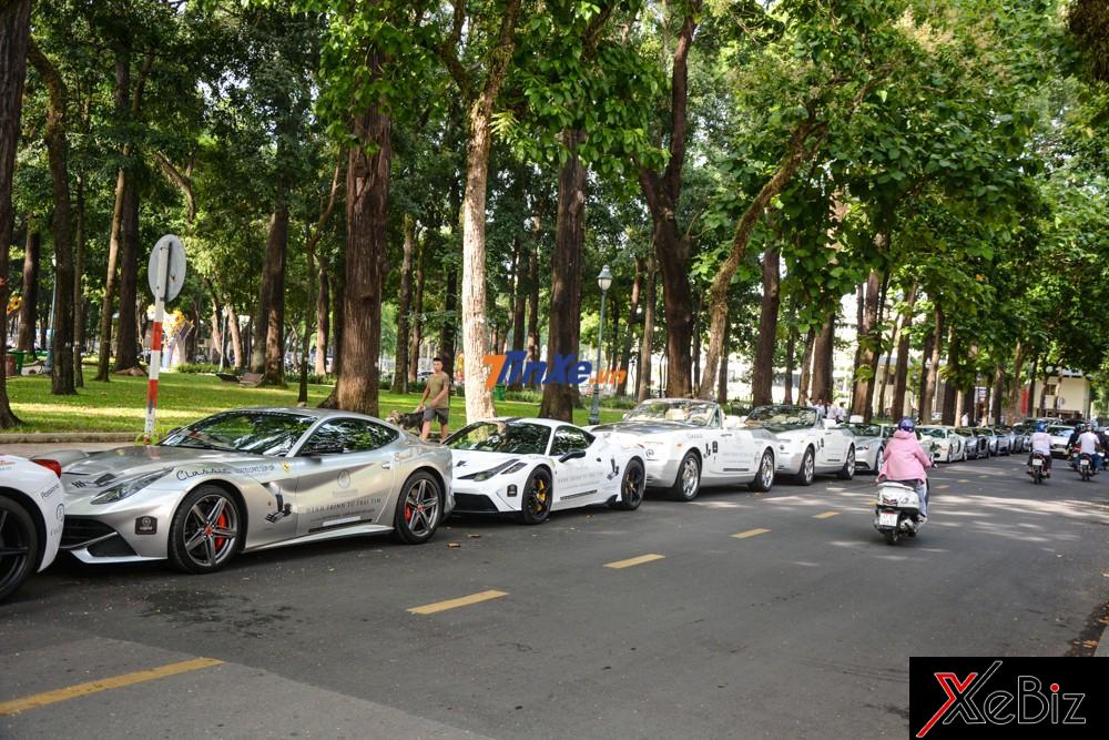 Có 13 chiếc xe của ông Đặng Lê Nguyên Vũ xuất hiện trên đường phố Sài thành vào sáng nay, trong đó, 11 chiếc thuộc dòng siêu xe và 2 chiếc còn lại là xe siêu sang Rolls-Royce Phantom Drophead Coupe.  Có 13 chiếc xe của ông Đặng Lê Nguyên Vũ xuất hiện trên đường phố Sài thành vào sáng nay, trong đó, 11 chiếc thuộc dòng siêu xe và 2 chiếc còn lại là xe siêu sang Rolls-Royce Phantom Drophead Coupe.