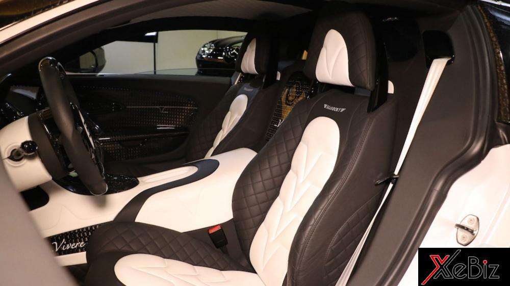 Nội thất&nbsp;Bugatti Veyron Linea Vivere độ Mansory bọc da 2 màu trắng và&nbsp;đen gây&nbsp;ấn tượng mạnh. Các&nbsp;đường chỉ may&nbsp;ở lưng ghế ngồi hình chữ V viết tắt của&nbsp;Vivere. Phía trên có logo thương hiệu cùng dòng chữ Mansory màu trắng