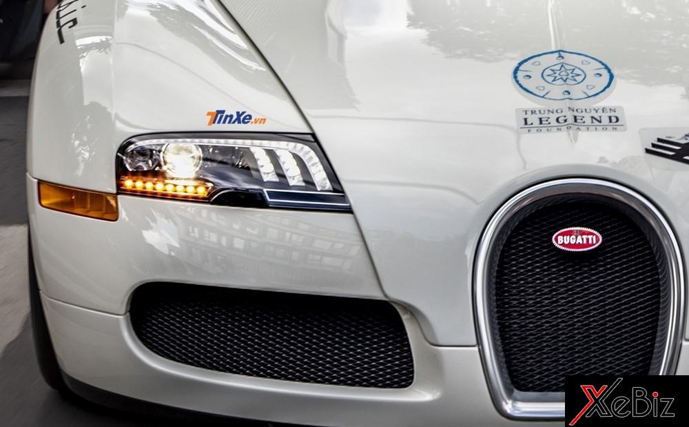 Ngoài bộ áo màu trắng, ông hoàng tốc độ Bugatti Veyron còn được thay đèn pha mới của phiên bản Super Sport. Đèn pha này với dãi đèn LED định vị đẹp mắt và đèn chiếu sáng cũng sử dụng công nghệ LED Ngoài bộ áo màu trắng, ông hoàng tốc độ Bugatti Veyron còn được thay đèn pha mới của phiên bản Super Sport. Đèn pha này với dãi đèn LED định vị đẹp mắt và đèn chiếu sáng cũng sử dụng công nghệ LED