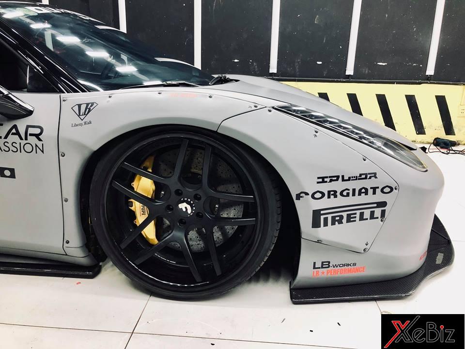 Phuộc nâng hạ gầm Air Fex giúp cho siêu xe Ferrari 458 Italia độ Liberty Walk có thể giúp khoảng sáng gầm xe cao lên 18 cm hoặc hạ xuống sát đất