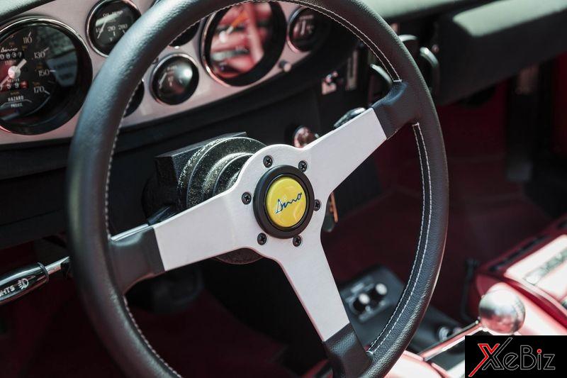 Vô lăng của chiếc Ferrari Dino nhẹ hơn vì có hệ thống trợ lực điện