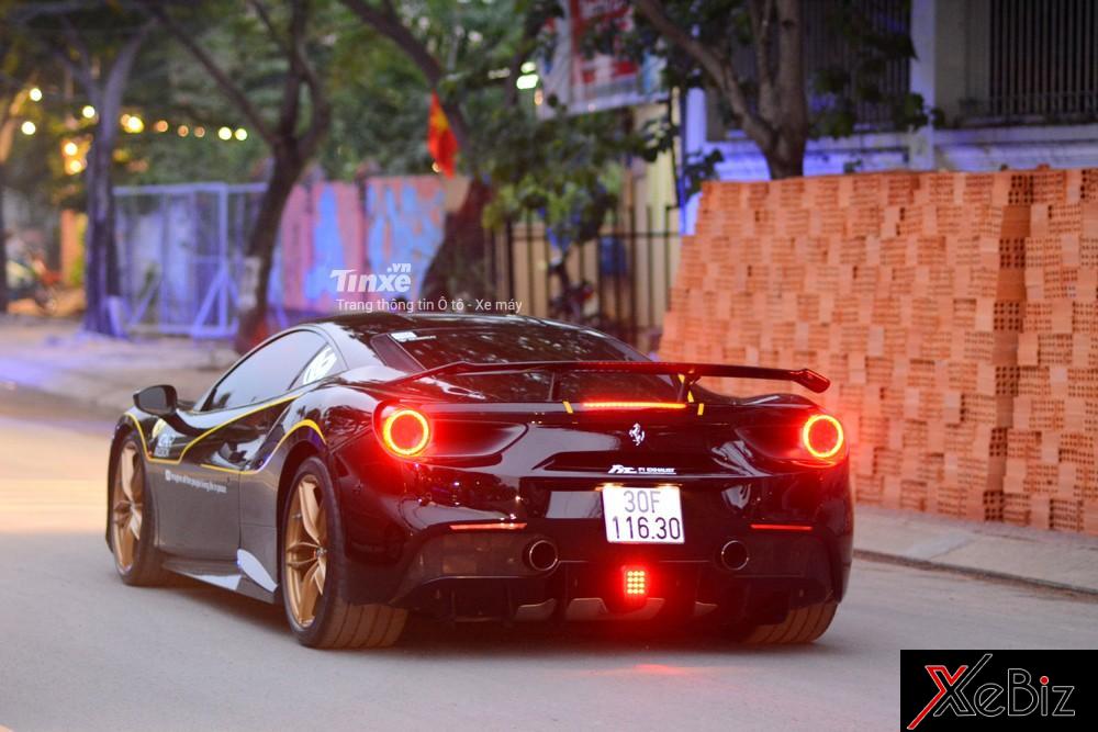 Siêu ngựa này còn được chủ nhân trang bị thêm&nbsp;ốp sườn và cánh gió đuôi&nbsp;bằng sợi carbon của hãng&nbsp;Vorsteiner