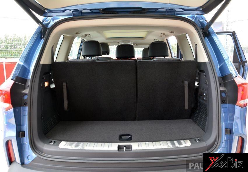 Khoang hành lý phía sau của Maxus D90