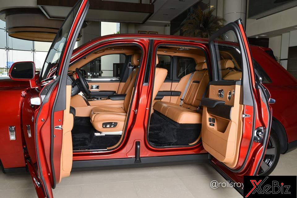 Mở toang cánh cửa tự sát nổi tiếng của hãng xe siêu sang Rolls-Royce, bên trong khoang lái của chiếc Cullinan hiện ra nội thất được bọc da cao cấp màu nâu nhạt và thảm lót sàn màu đen tạo vẻ đối lập