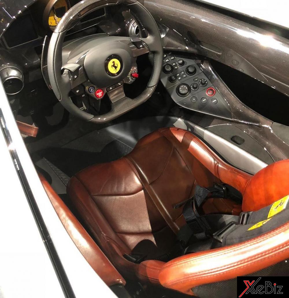 Đồng hồ đo vòng tua máy màu vàng của Ferrari Monza SP1