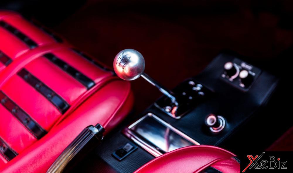 Ghế da êm ái màu đỏ của chiếc Ferrari Dino Ghế da êm ái màu đỏ của chiếc Ferrari Dino