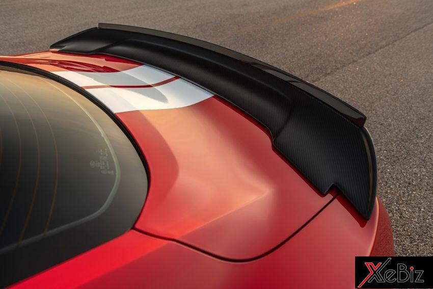 Và đằng sau xe bằng sợi carbon